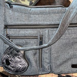 🚨🚨NWOT LUGLIFE Double Dutch with adjustable strap and Heart fob to match! 🚨